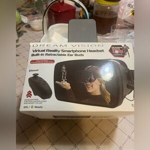 Black VR Smartphone Headset with Earbuds‎